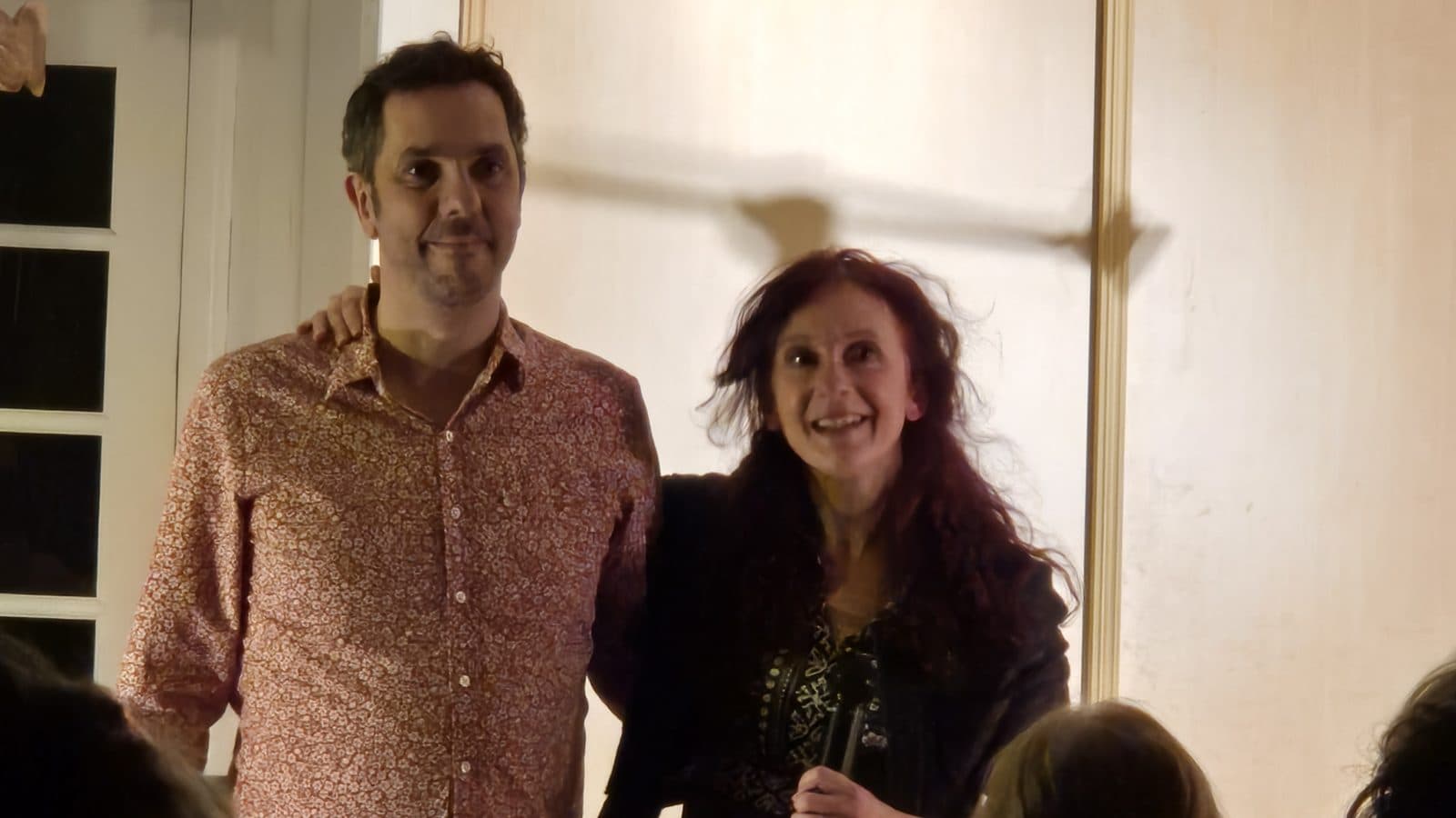 Angéline, micro à la main, et Emmanuel Le Poulichet saluent le public installé dans la salle à manger